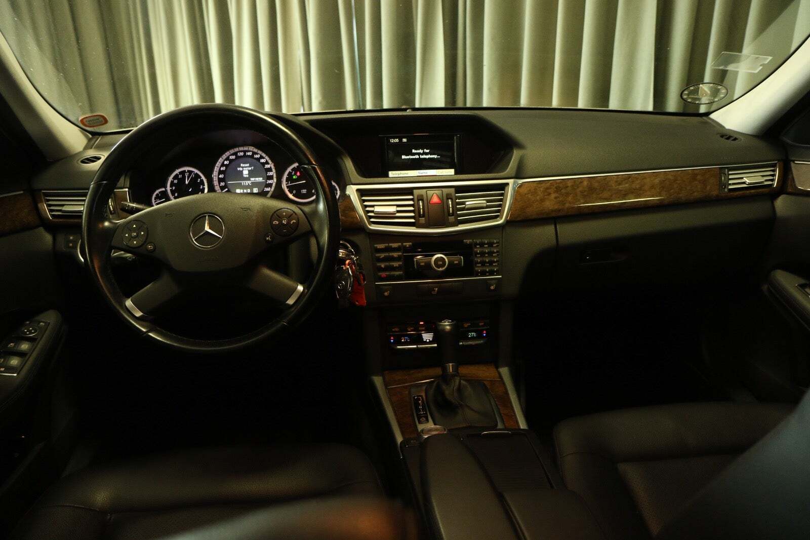 Grå Mercedes E200 fra 2011