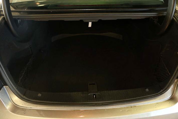 Grå Mercedes E200 fra 2011