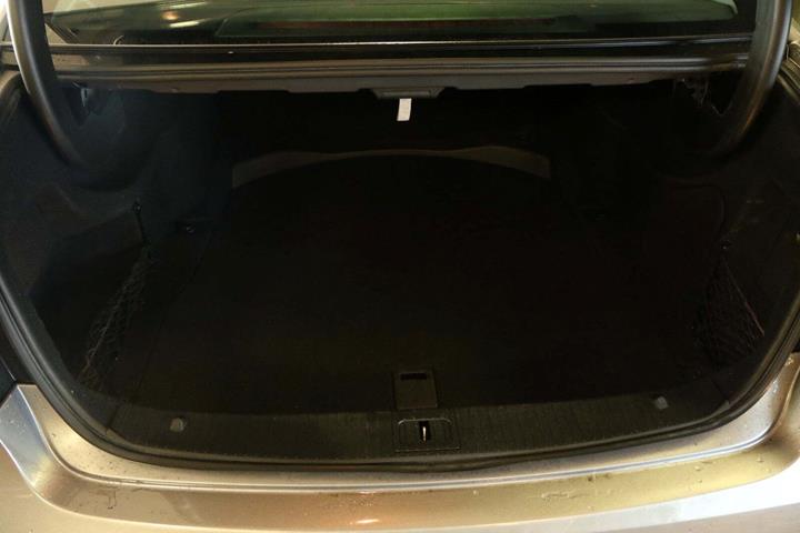 Grå Mercedes E200 fra 2011