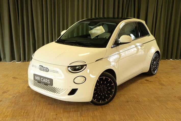 Grøn Fiat 500e fra 2023 set udefra