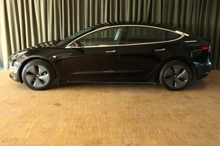 Grøn Tesla Model 3 fra 2020