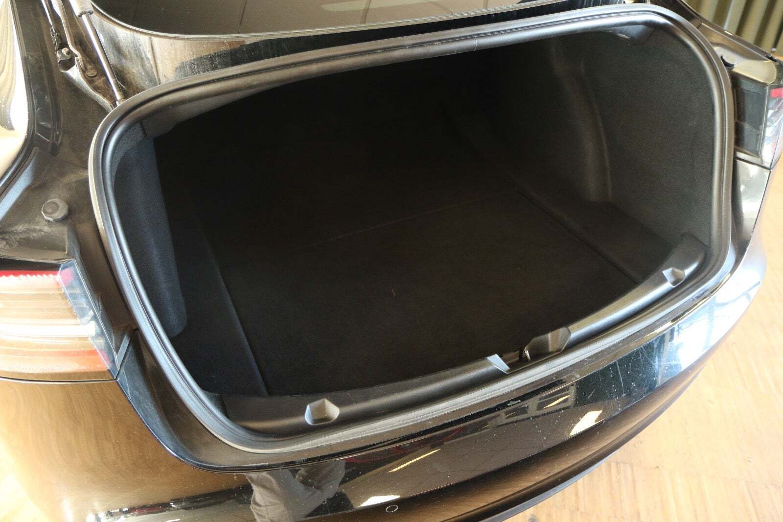 Grøn Tesla Model 3 fra 2020