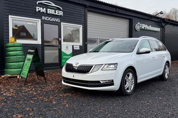 Hvid Skoda Octavia fra 2020 set udefra