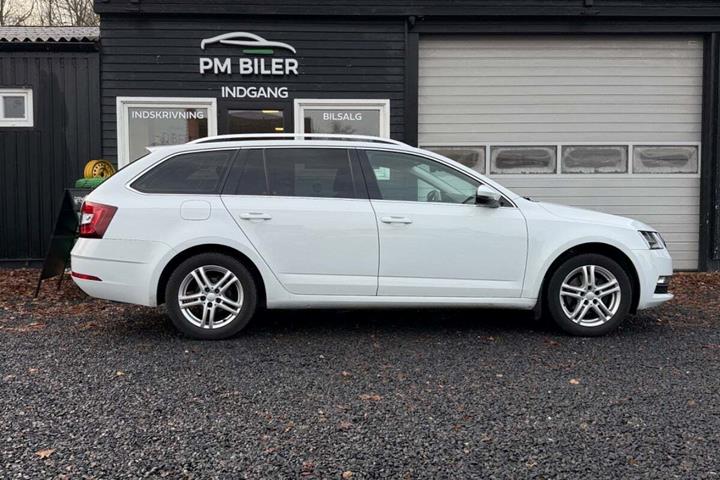 Hvid Skoda Octavia fra 2020