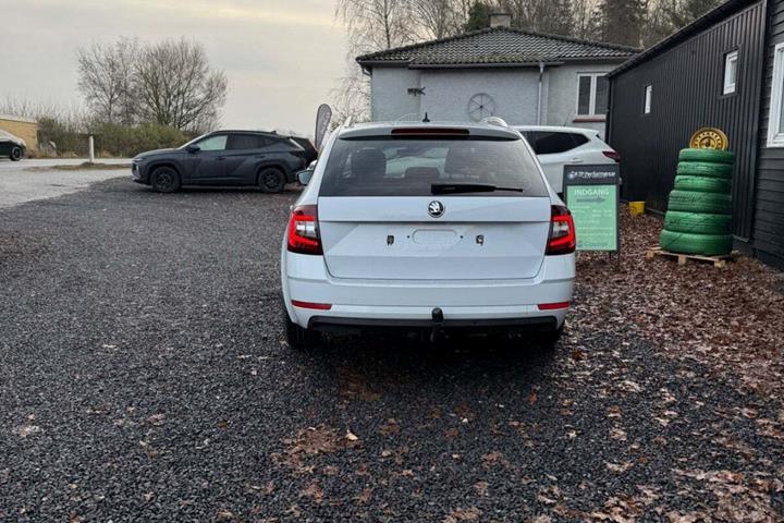 Hvid Skoda Octavia fra 2020