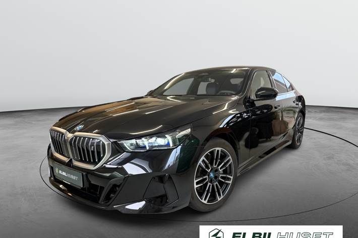 Sort BMW i5 fra 2024 set udefra