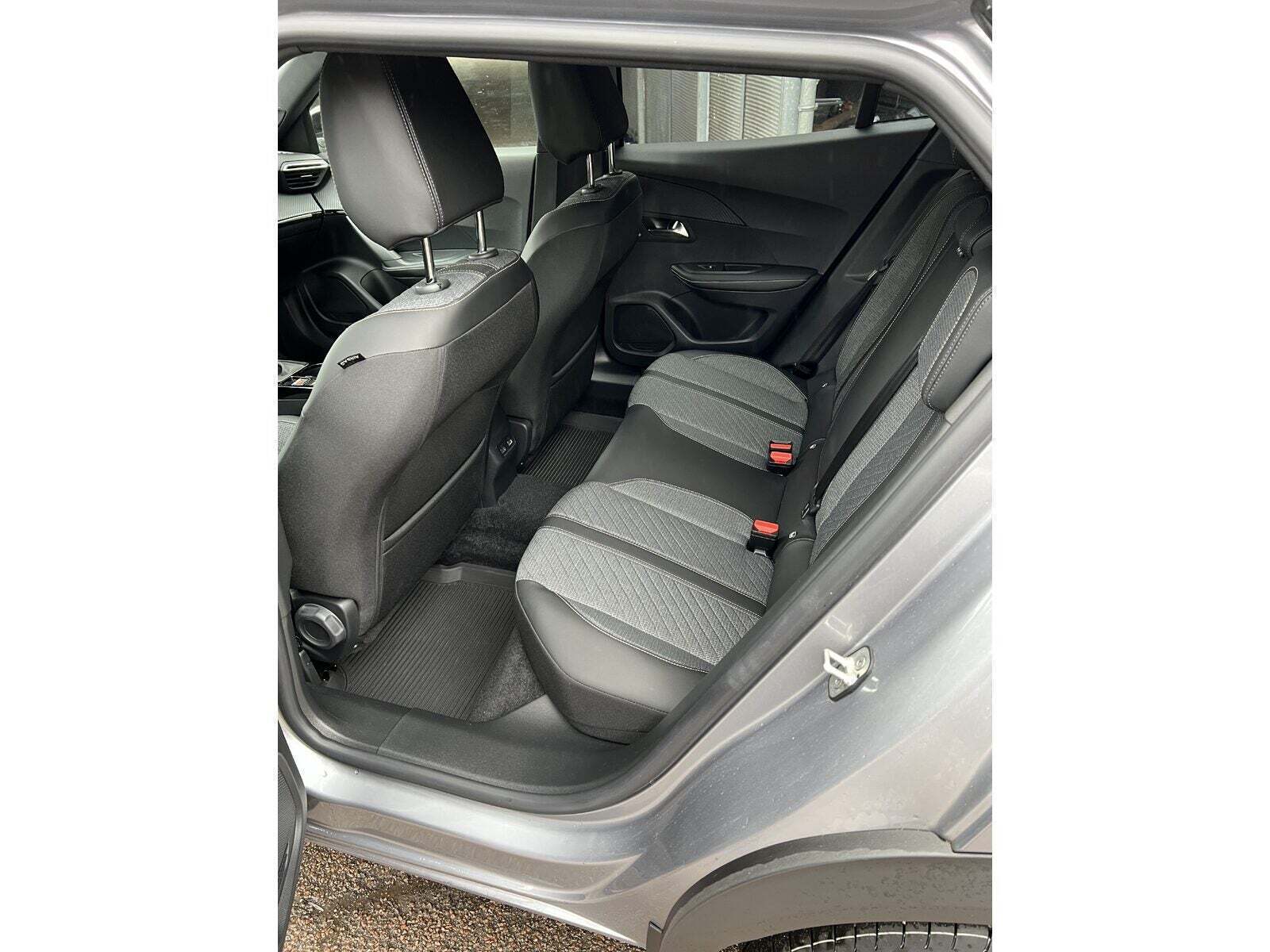 Peugeot 2008 1,2 PureTech 100 Black Selection