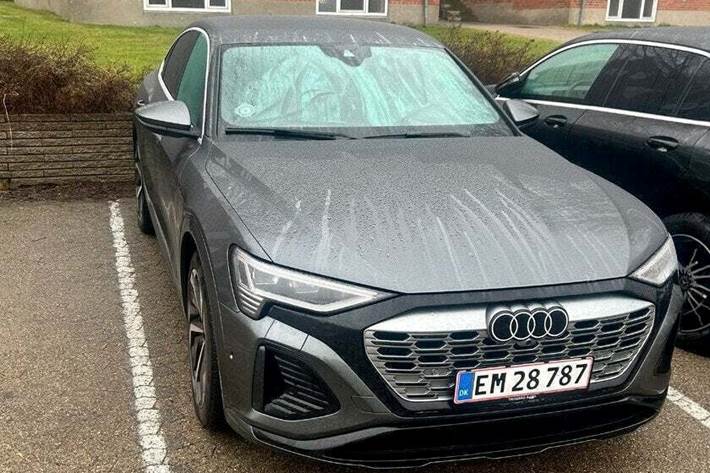 Grå Audi Q8 e-tron fra 2024