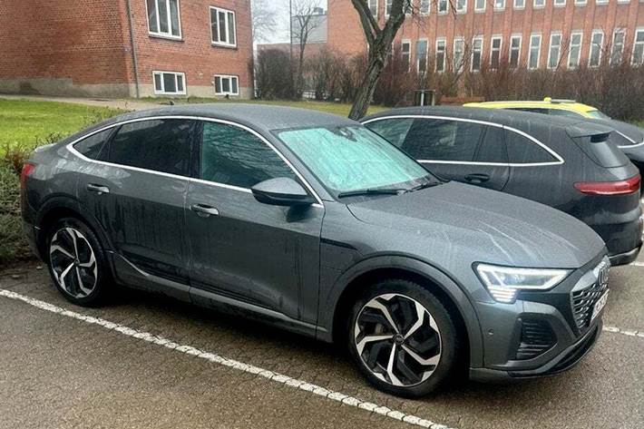 Grå Audi Q8 e-tron fra 2024