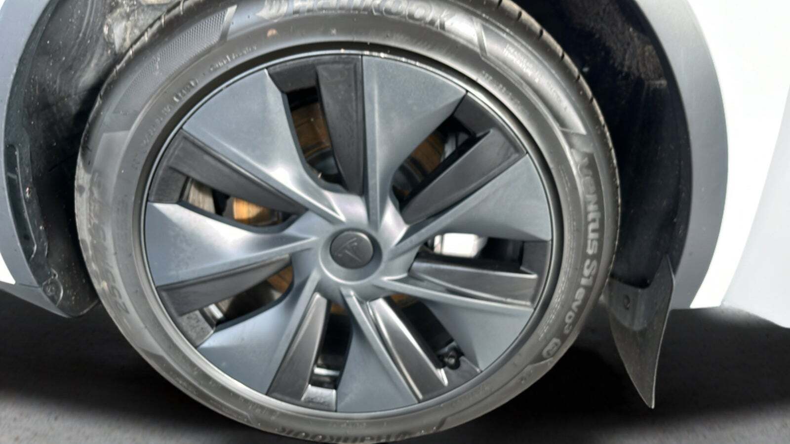 Hvid Tesla Model Y fra 2024