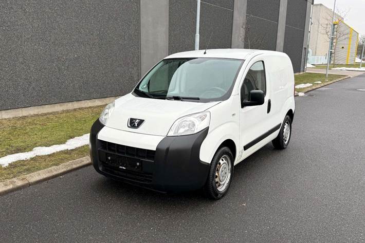 Hvid Peugeot Bipper fra 2015 set udefra