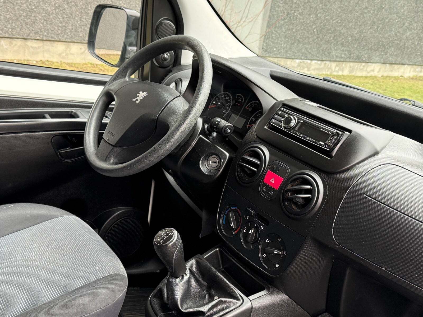 Hvid Peugeot Bipper fra 2015 set indefra