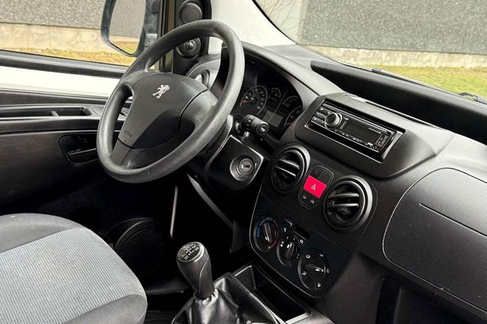 Hvid Peugeot Bipper fra 2015 set indefra