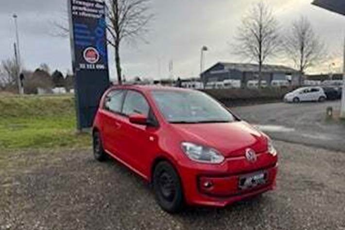 Rød VW UP! fra 2016 set udefra