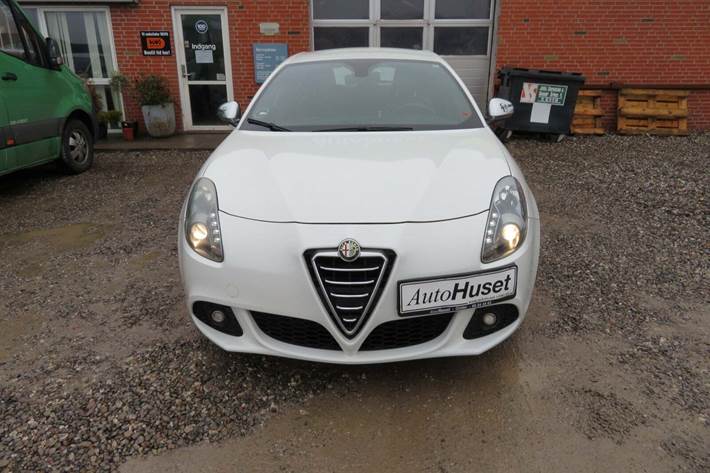 Hvid Alfa Romeo Giulietta fra 2011 set udefra