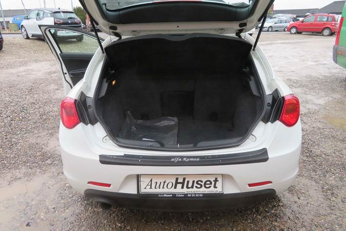 Hvid Alfa Romeo Giulietta fra 2011