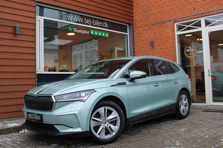 Grøn Skoda Enyaq fra 2023 set udefra
