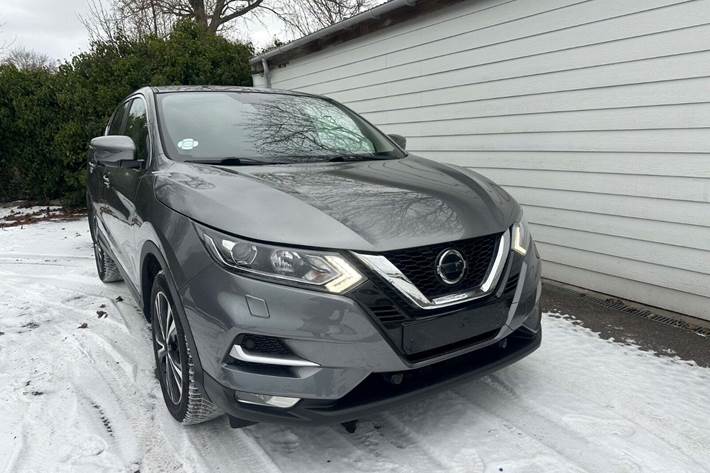 Grå Nissan Qashqai fra 2020 set udefra