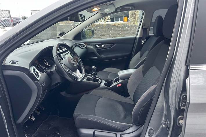 Grå Nissan Qashqai fra 2020