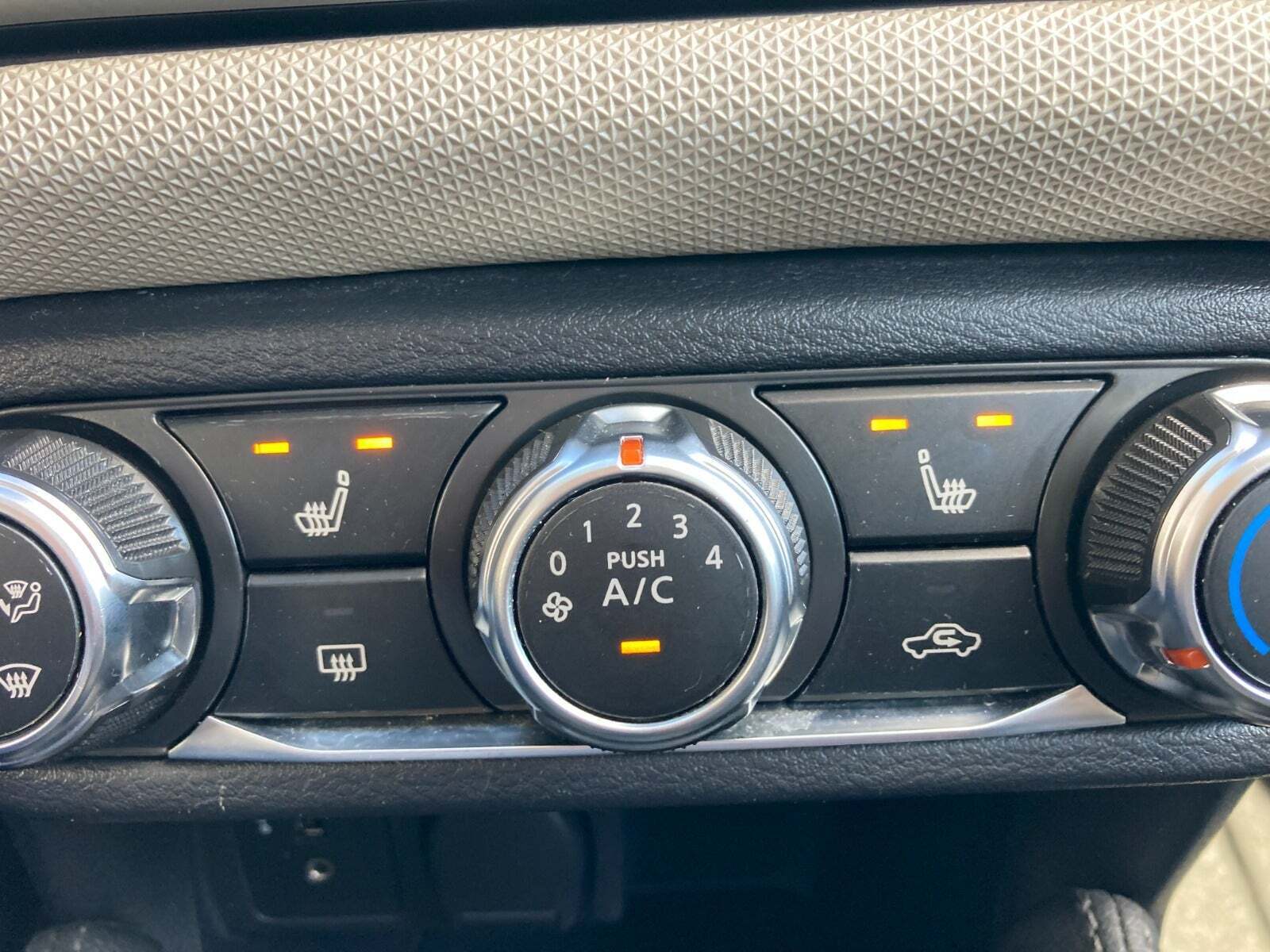 Orange Nissan Micra fra 2017