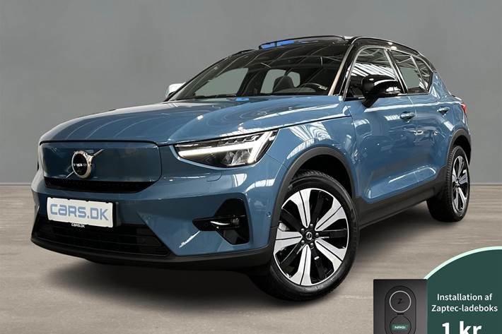 Blå Volvo XC40 fra 2023 set udefra
