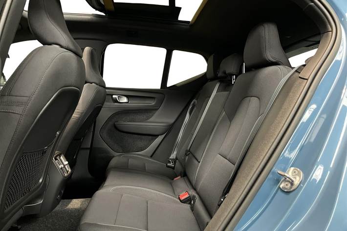 Blå Volvo XC40 fra 2023