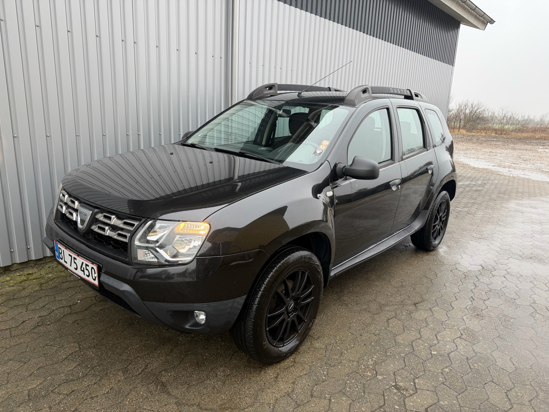 Sort Dacia Duster fra 2017