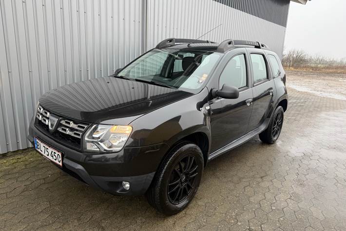 Sort Dacia Duster fra 2017 set udefra