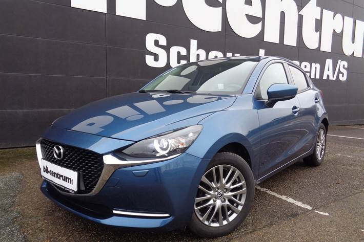 Blå Mazda 2 fra 2022 set udefra