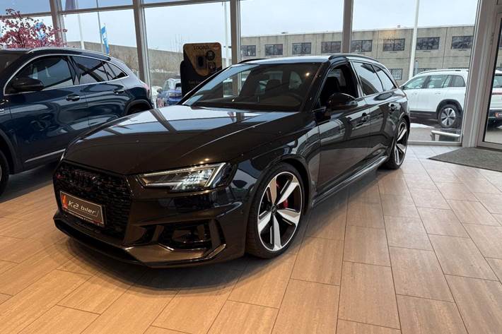Sort Audi RS4 fra 2018 set udefra