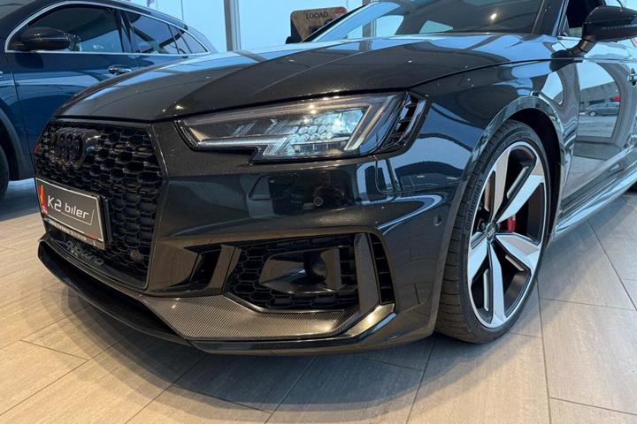Sort Audi RS4 fra 2018 set udefra