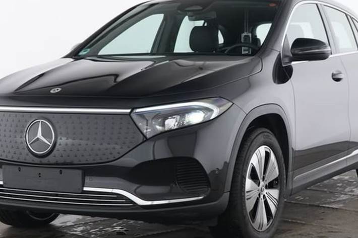 Sort Mercedes EQA250+ fra 2024 set udefra