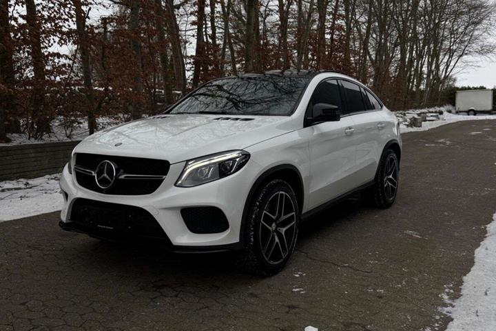 Hvid Mercedes GLE350 d fra 2016 set udefra
