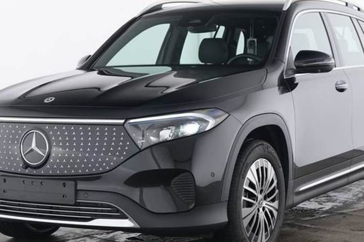 Sort Mercedes EQB250+ fra 2024 set udefra