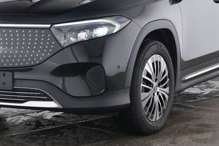 Sort Mercedes EQB250+ fra 2024