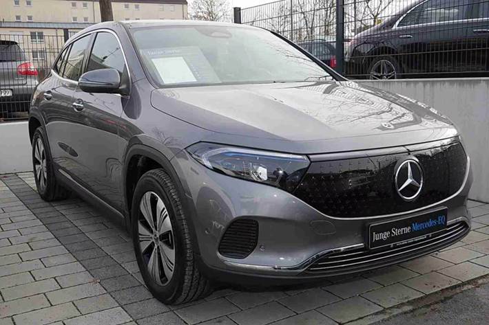 Grå Mercedes EQA250+ fra 2024 set udefra