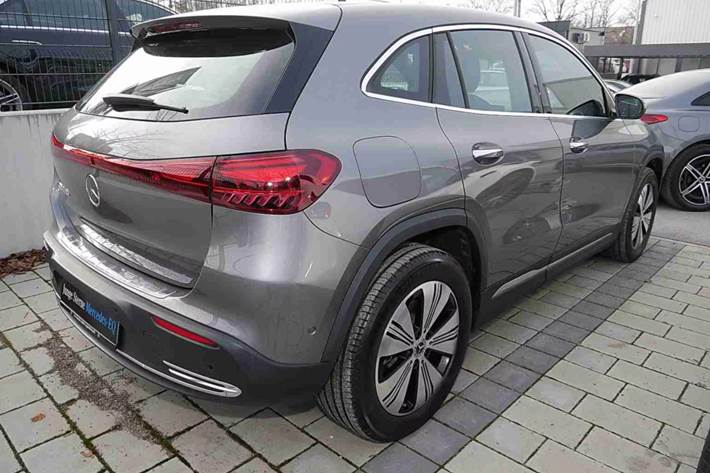 Grå Mercedes EQA250+ fra 2024