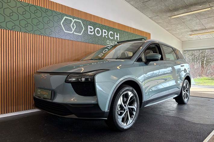 Blå Aiways U5 fra 2022 set udefra