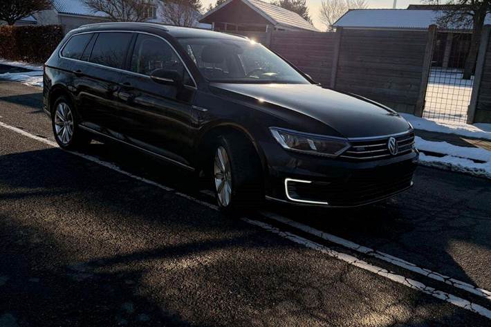 Sort VW Passat fra 2017 set udefra