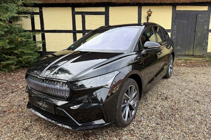 Sort Skoda Enyaq fra 2024 set udefra