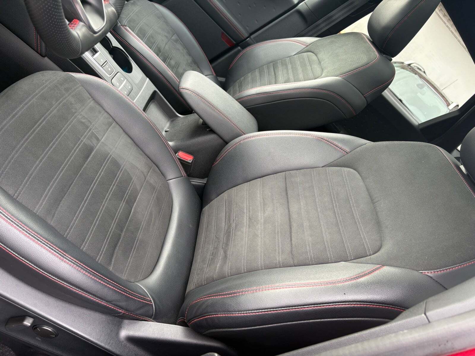 Rød Ford Kuga fra 2021