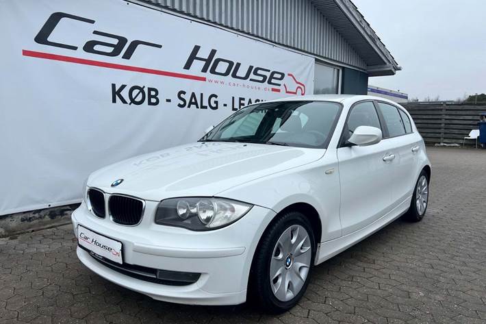 Hvid BMW 116d fra 2011 set udefra