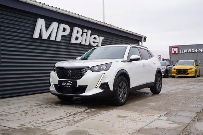 Hvid Peugeot 2008 fra 2021 set udefra