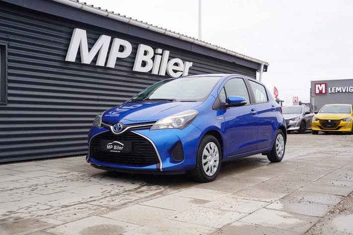 Blå Toyota Yaris fra 2015 set udefra