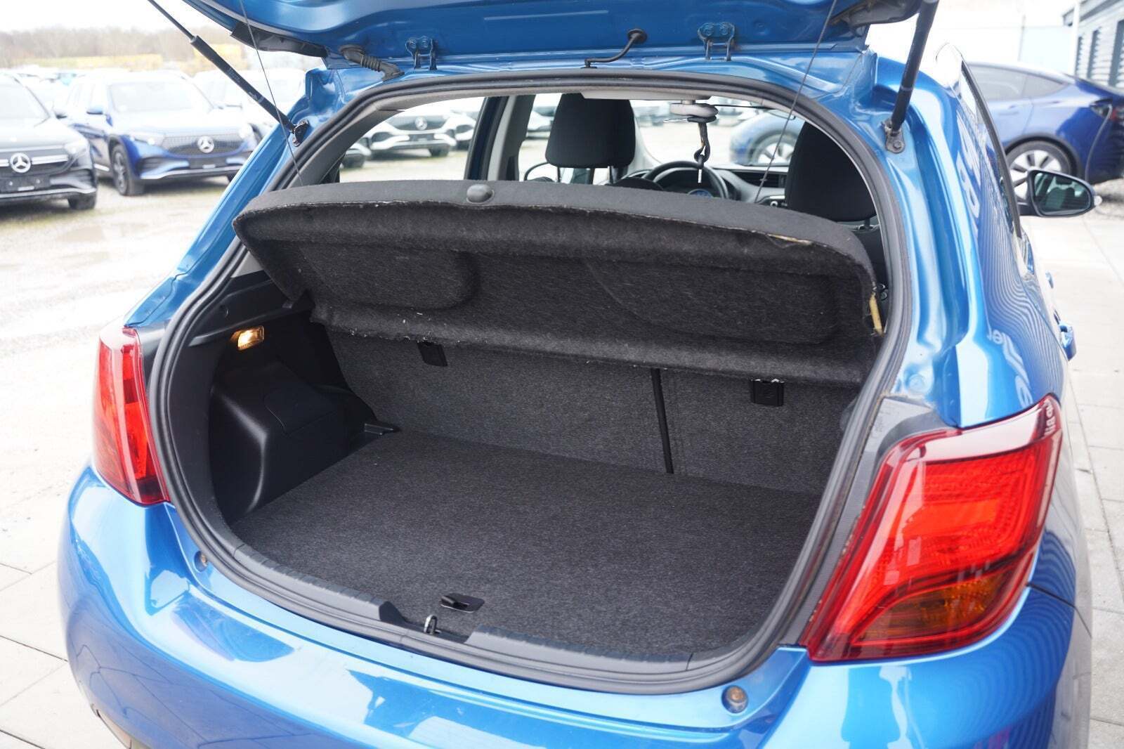 Blå Toyota Yaris fra 2015