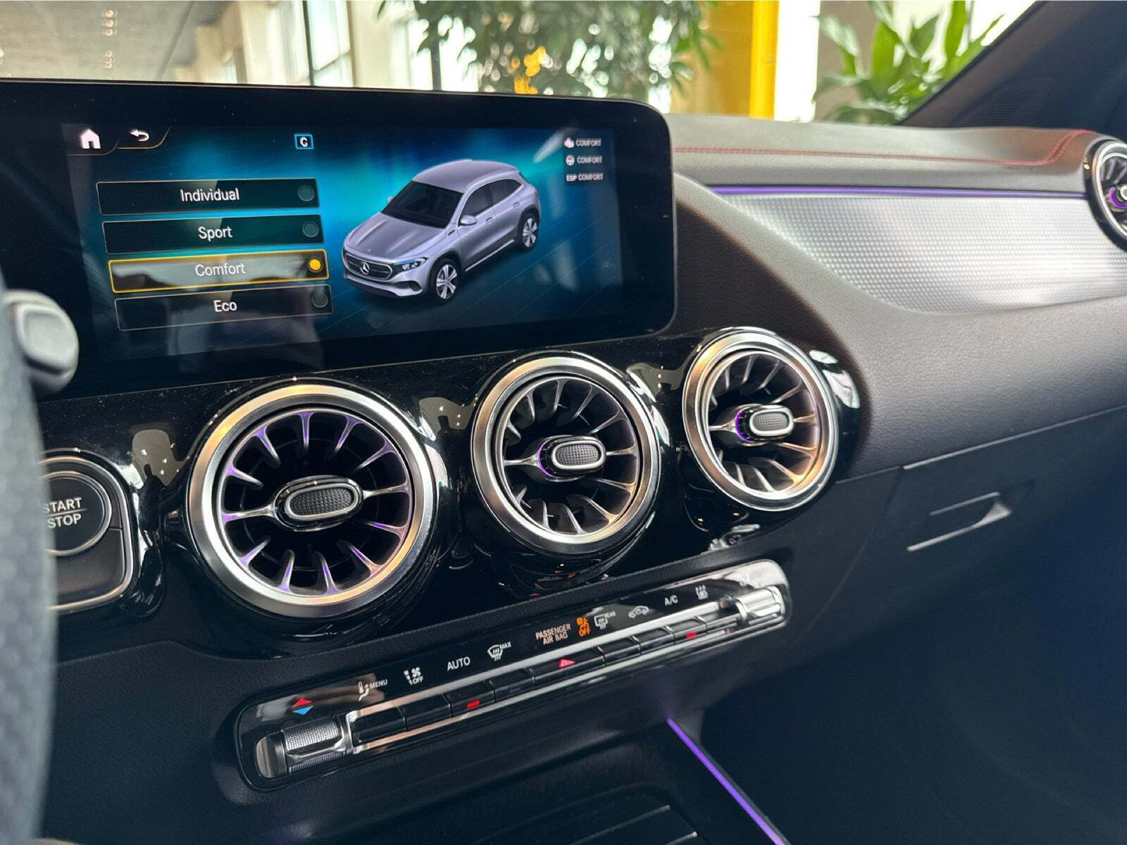 Hvid Mercedes EQA250 fra 2021