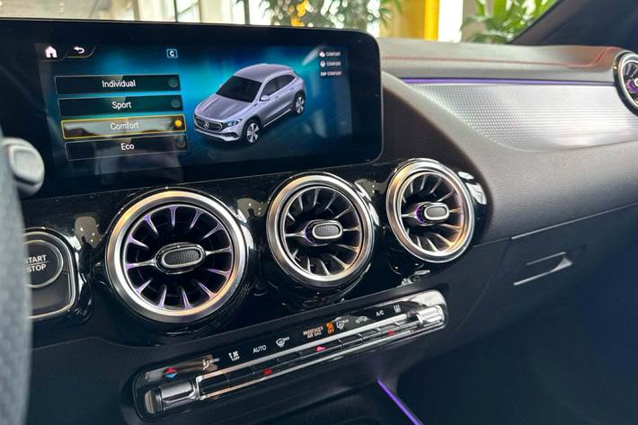 Hvid Mercedes EQA250 fra 2021