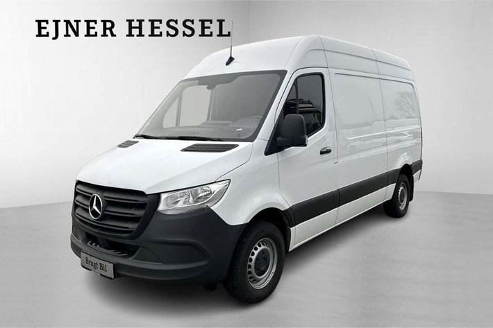 Hvid Mercedes Sprinter 317 fra 2024 set udefra