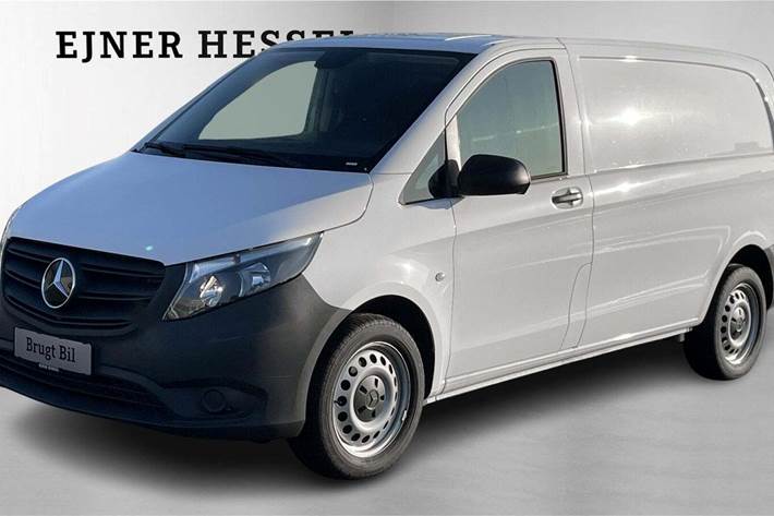 Hvid Mercedes Vito 114 fra 2023 set udefra