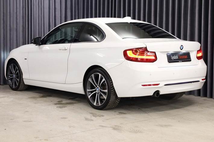 Hvid BMW 220i fra 2015